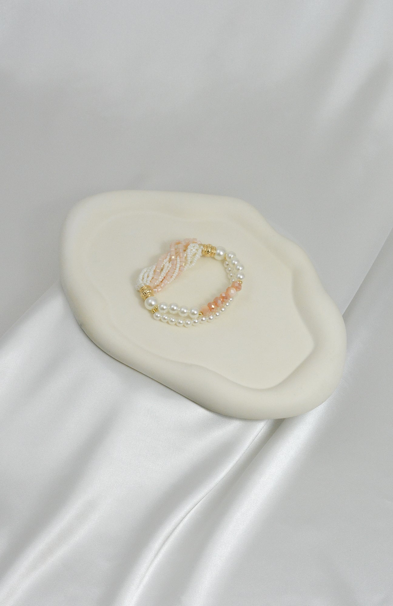 Armband Perla in Weiß, Rosa und Gold mit Perlen‑Design – Modeschmuck Armband
