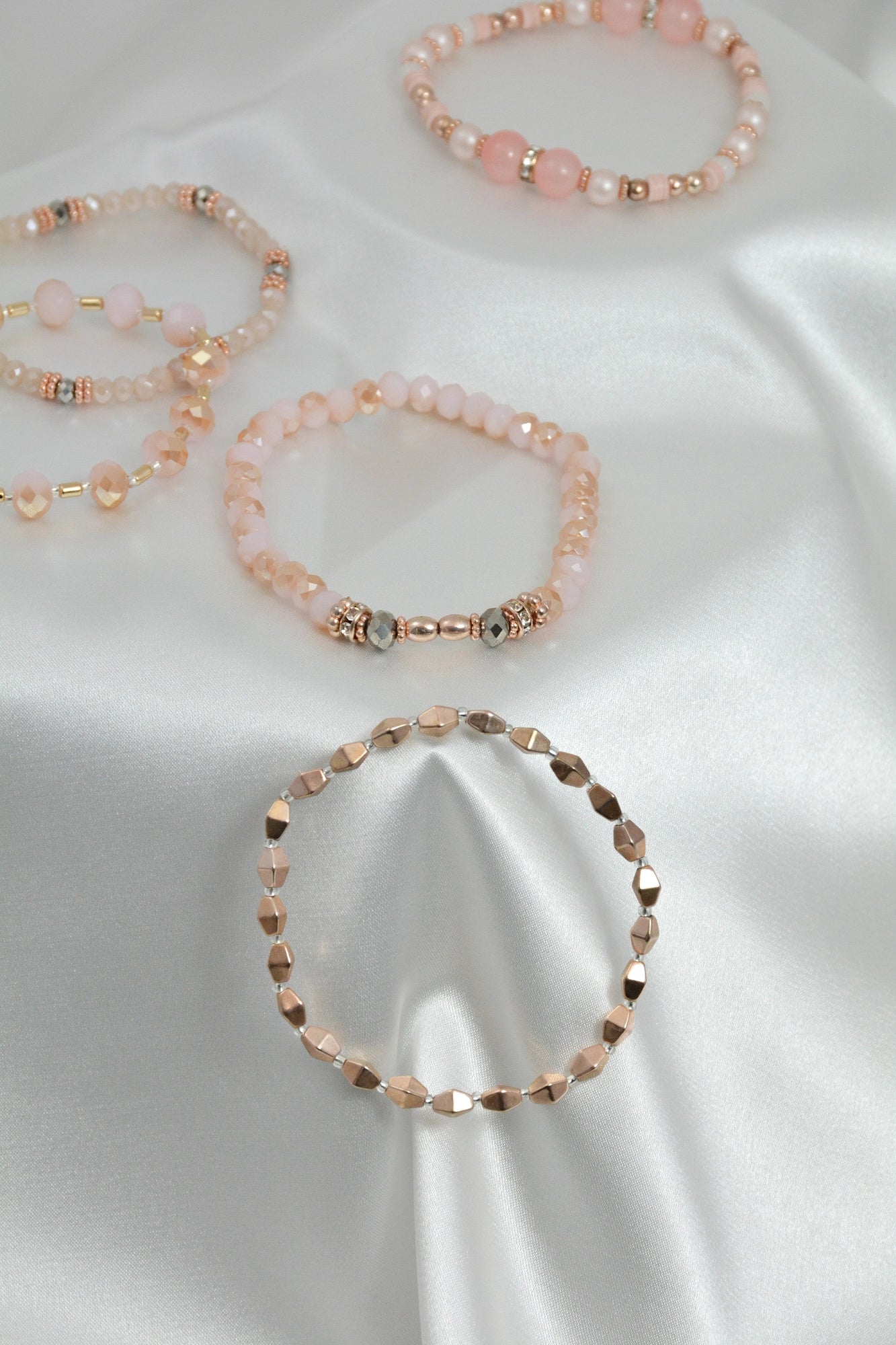 Detailaufnahme Armband Set Mariposa – farbige Zugarmbänder in Rosa, Weiß und Roségold‑Details