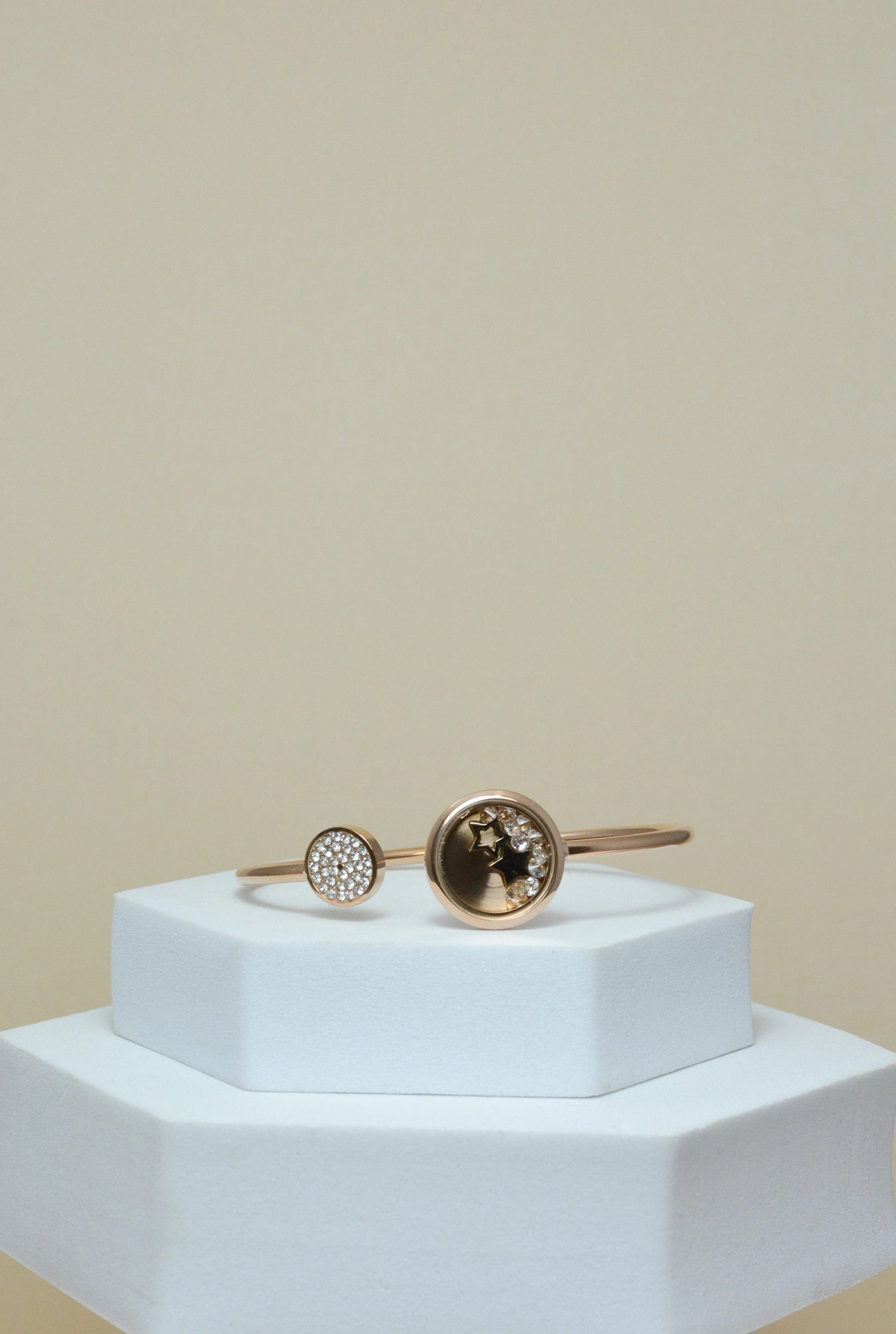 Detailaufnahme des Sparky offenen Armreifs aus roségoldfarbenem Edelstahl – minimalistisches Design, Modeschmuck
