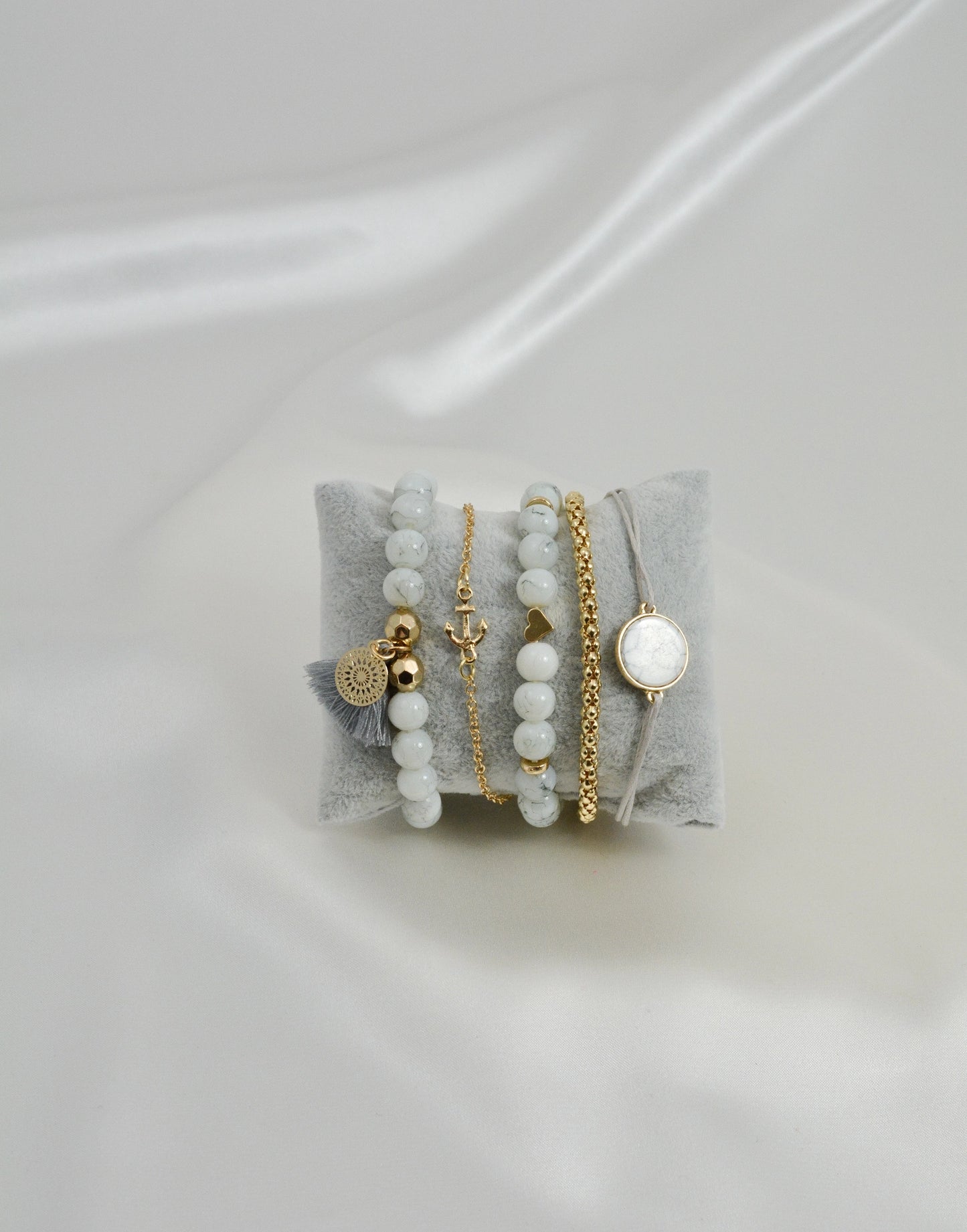 5‑teiliges Armband Set Didyma in Weiß, Grau und Goldfarben – Zugarmbänder Modeschmuck