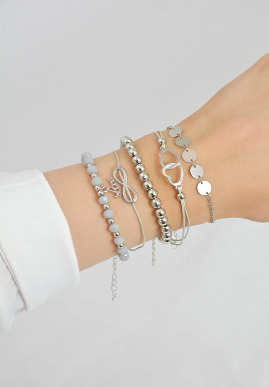 5‑teiliges Armband Set Forever Love getragen am Handgelenk – graue und silberfarbene Zugarmbänder Modeschmuck