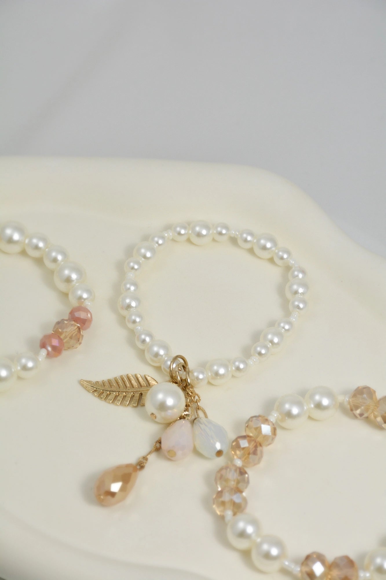 Detailaufnahme Armband 1 Goldy Feather – weißes Armband mit goldfarbener Feder, Modeschmuck