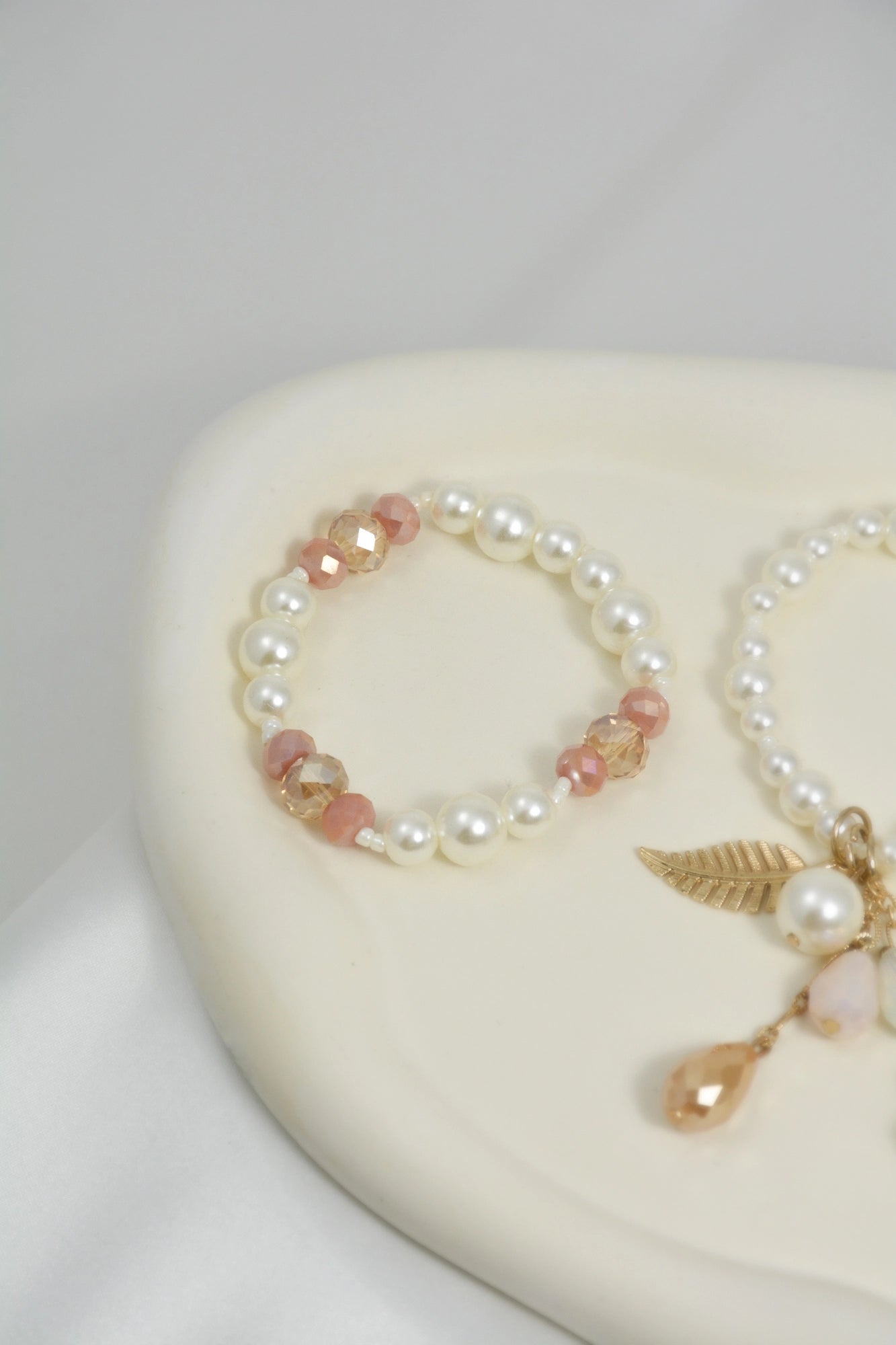 Detailaufnahme Armband 2 Goldy Feather – Armband mit rosafarbenen Glasperlen und goldfarbener Feder, Modeschmuck