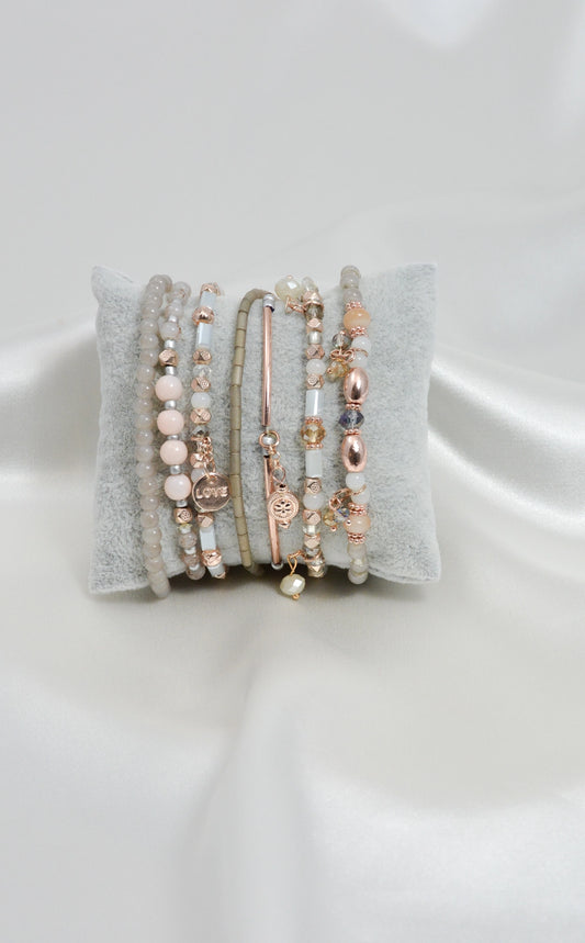 7‑teiliges Armband Set Love in Rosa, Grau und Roségoldfarben – Modeschmuck Zugarmbänder