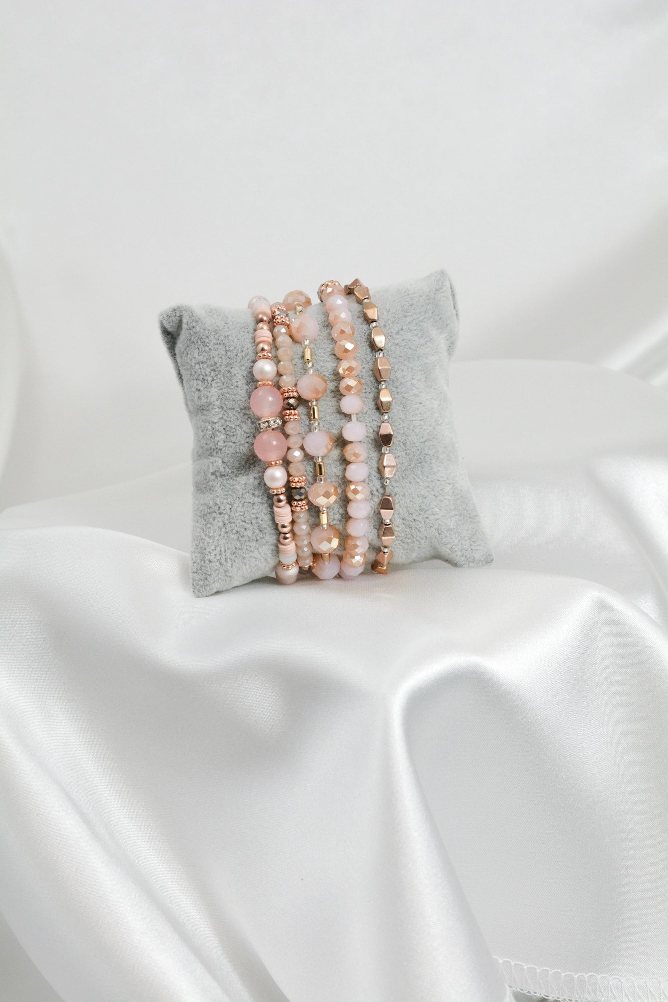 5‑teiliges Armband Set Mariposa in Rosa, Weiß und Roségoldfarbenes Modeschmuck‑Set aus Zugarmbändern