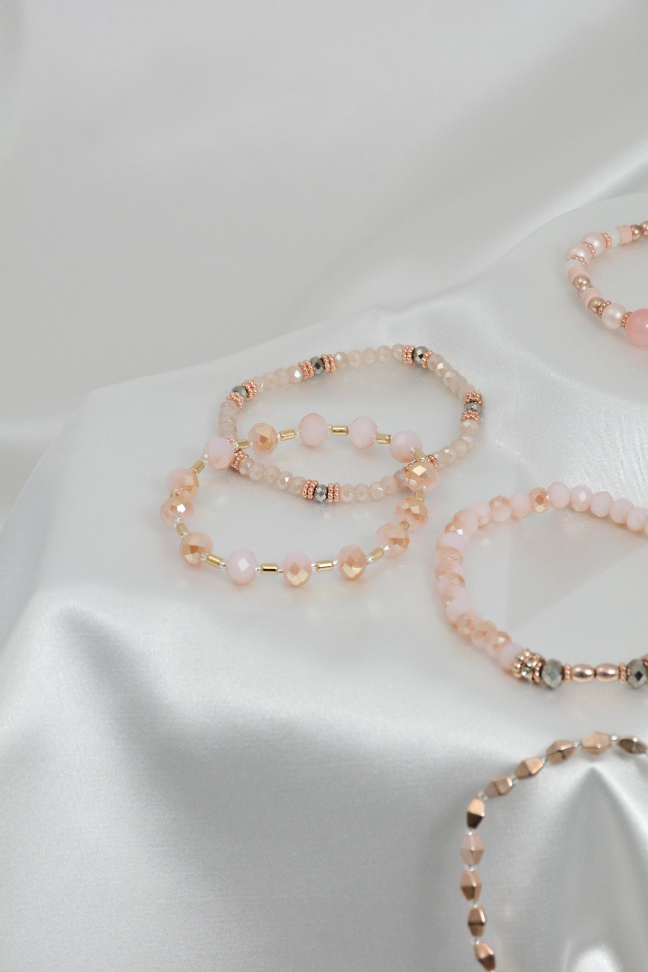 Armband Set Mariposa – liegende Zugarmbänder in Rosa, Weiß und Roségoldfarbenes Schmuckset