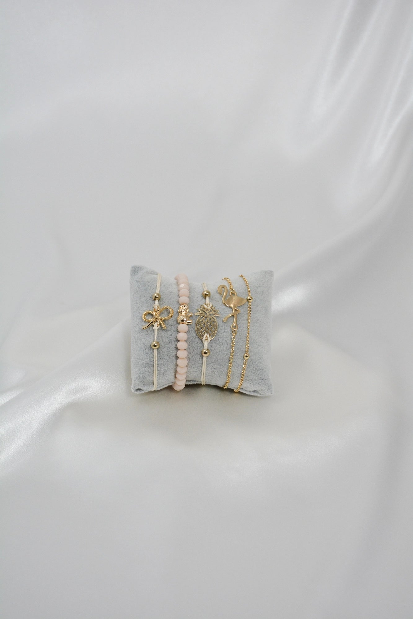 5‑teiliges Armband Set Piny in Rosa und Goldfarben – Zugarmbänder mit Schleife, Elefant, Flamingo und Ananas Motiven, Modeschmuck