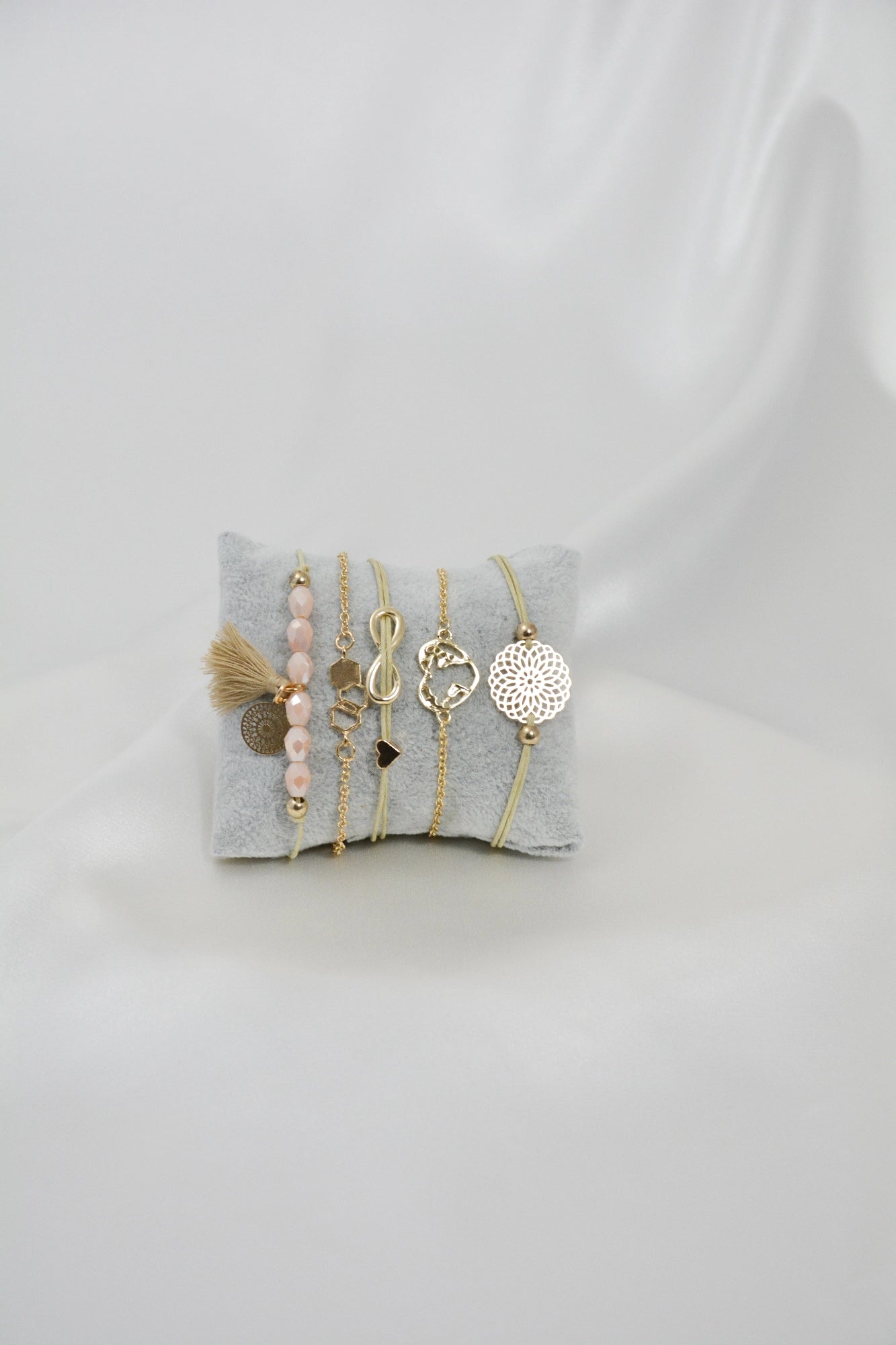 5‑teiliges Armband Set Qumy in Sand und Goldfarben – Zugarmbänder Modeschmuck