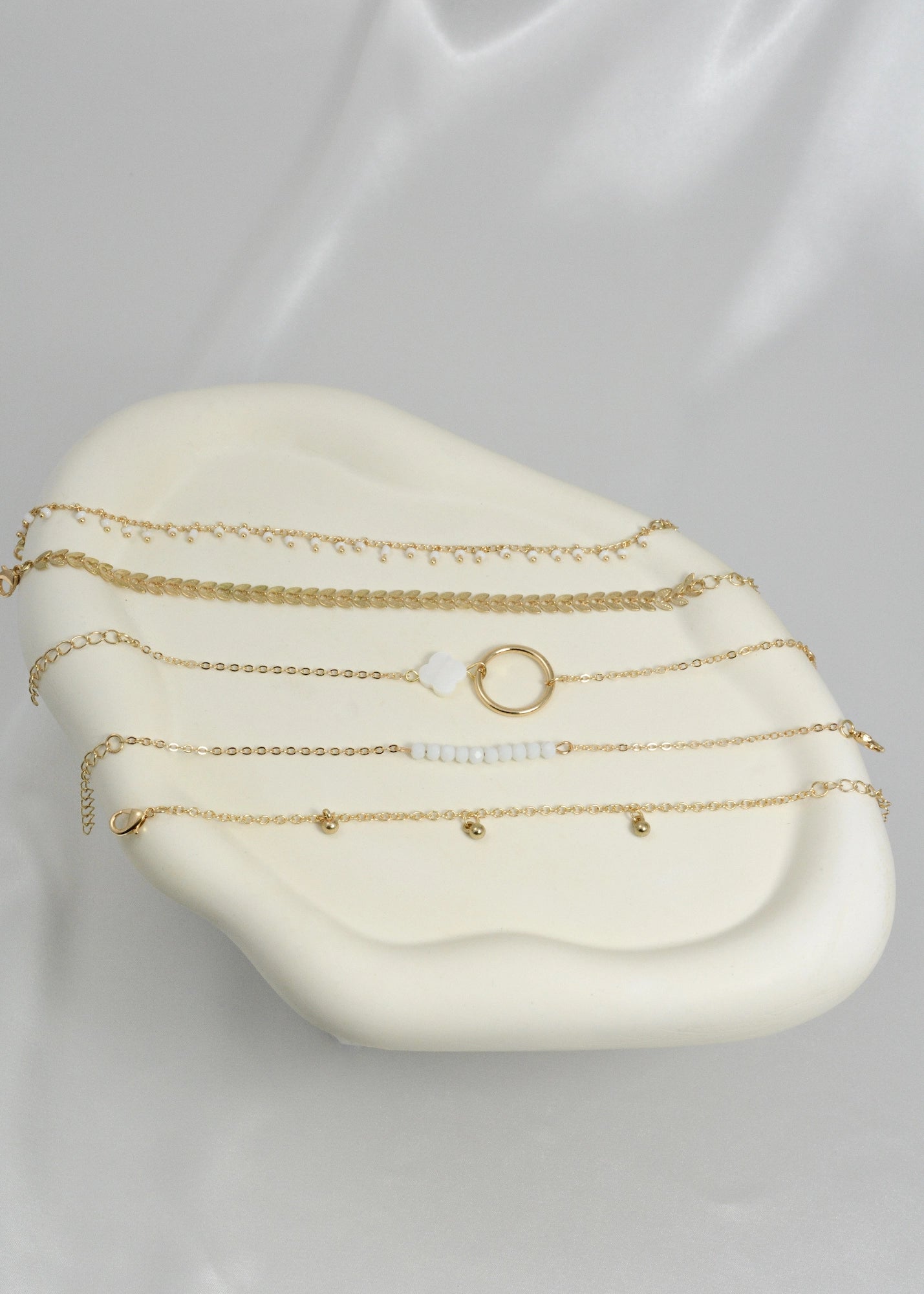 5‑teiliges Armband Set White Summer in Weiß mit goldfarbenen Details – Zugarmbänder Modeschmuck