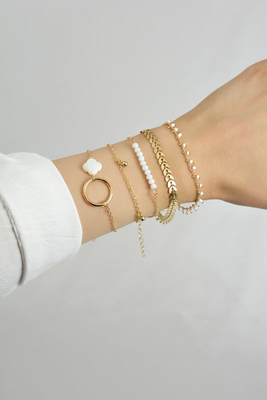 Armband Set White Summer getragen am Handgelenk – weiß und goldfarbenes 5‑teiliges Zugarmbänder Set