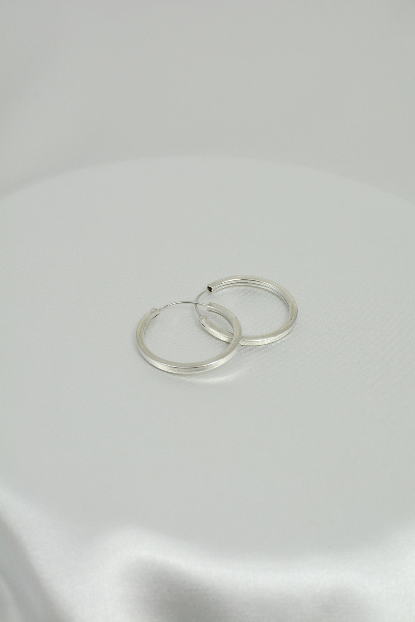 Creolen Tiny Ohrschmuck liegend aus 925er Sterling Silber poliert