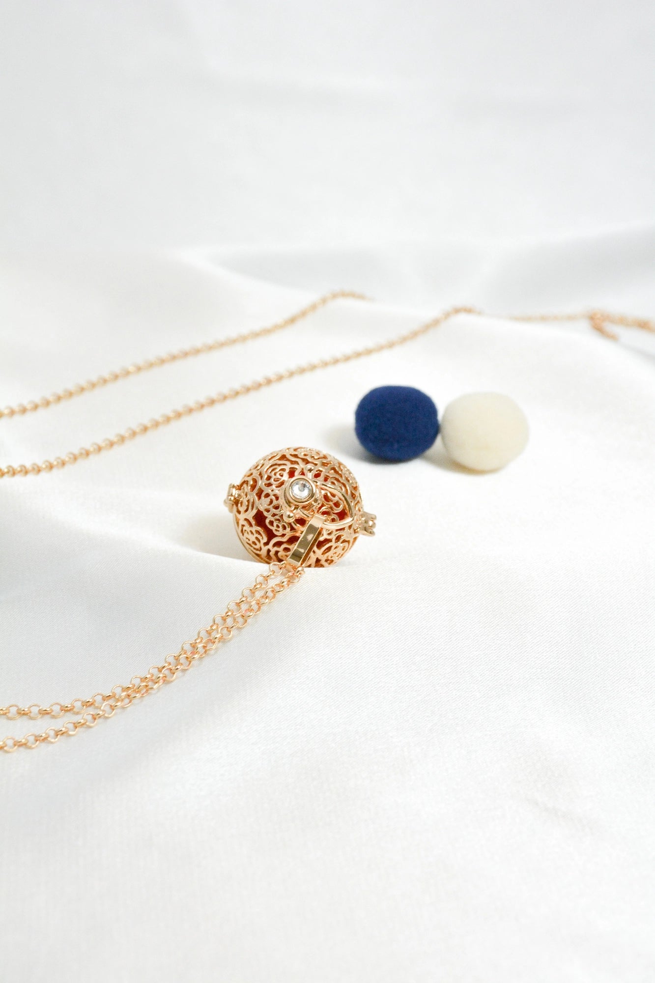 Goldene Rahiya Duftkette mit bunten Filzbällchen und Zirkonia-Highlight