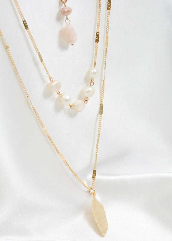 Detailaufnahme der Goldy Feather Halskette mit goldfarbenem Feder-Anhänger