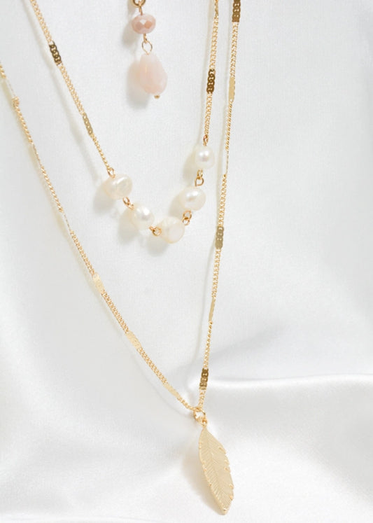 Detailaufnahme der Goldy Feather Halskette mit goldfarbenem Feder-Anhänger