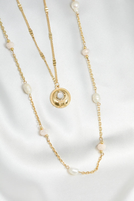 Detailansicht der Incila Halskette mit weißen Süßwasserperlen und goldfarbenem Anhänger
