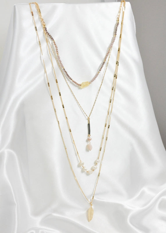 Kette Goldy Feather goldfarben mit Feder-Anhänger – filigrane Modeschmuck-Halskette