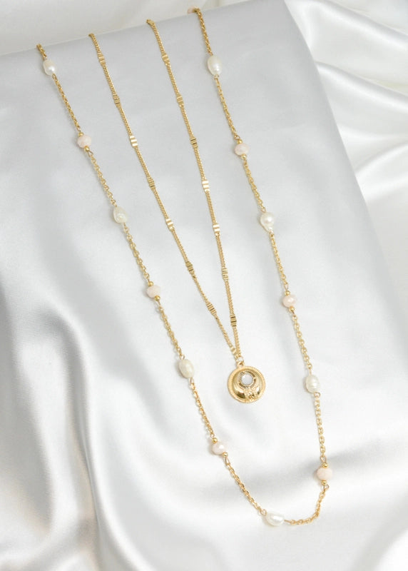 Kette Incila in Gold und Weiß mit Süßwasserperlen und Metall-Details, 80 cm Modeschmuck Halskette