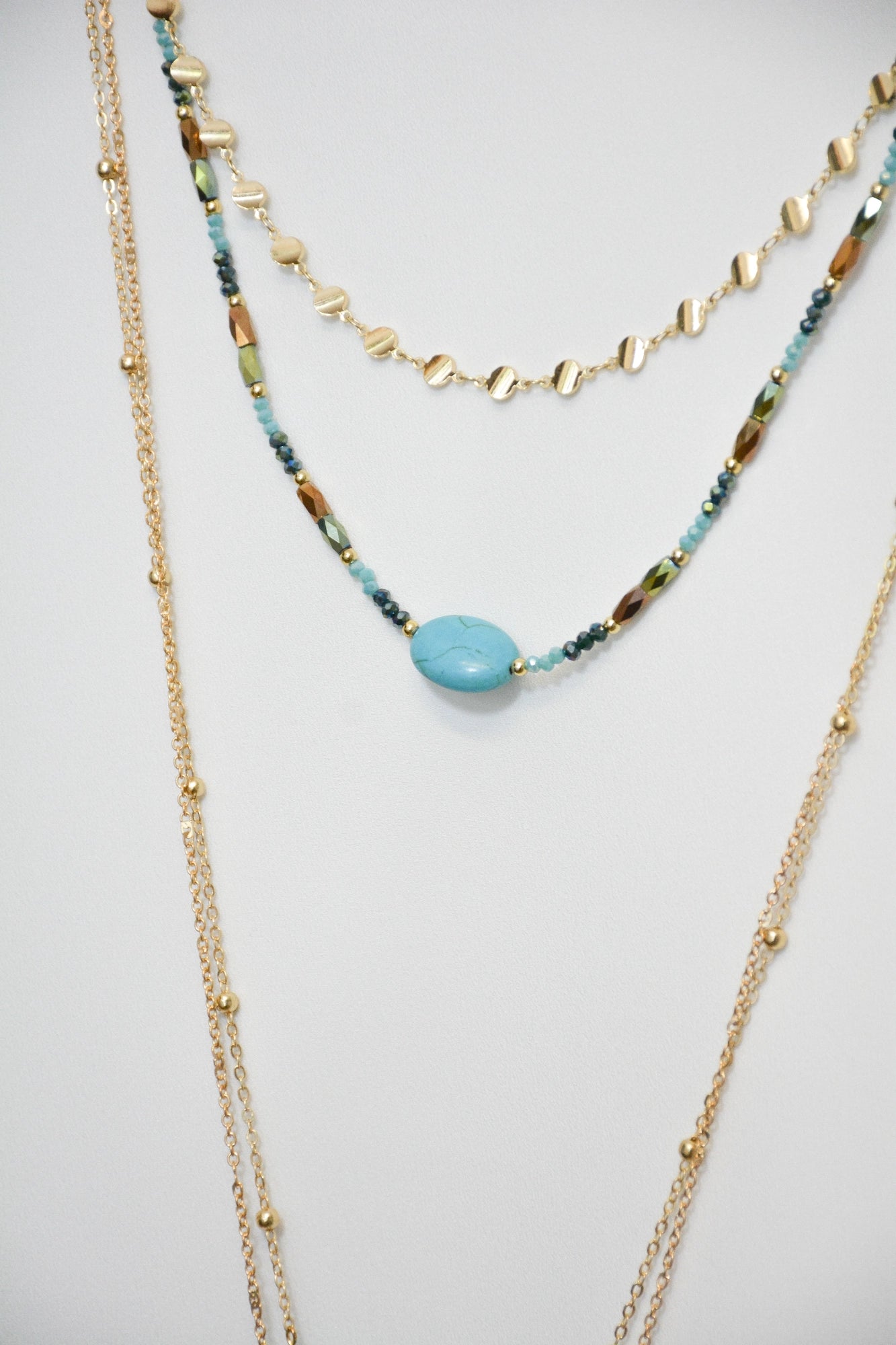 Nahaufnahme der Kette Turquoise Perlen und goldfarbenen Elemente – feines Modeschmuck‑Detail