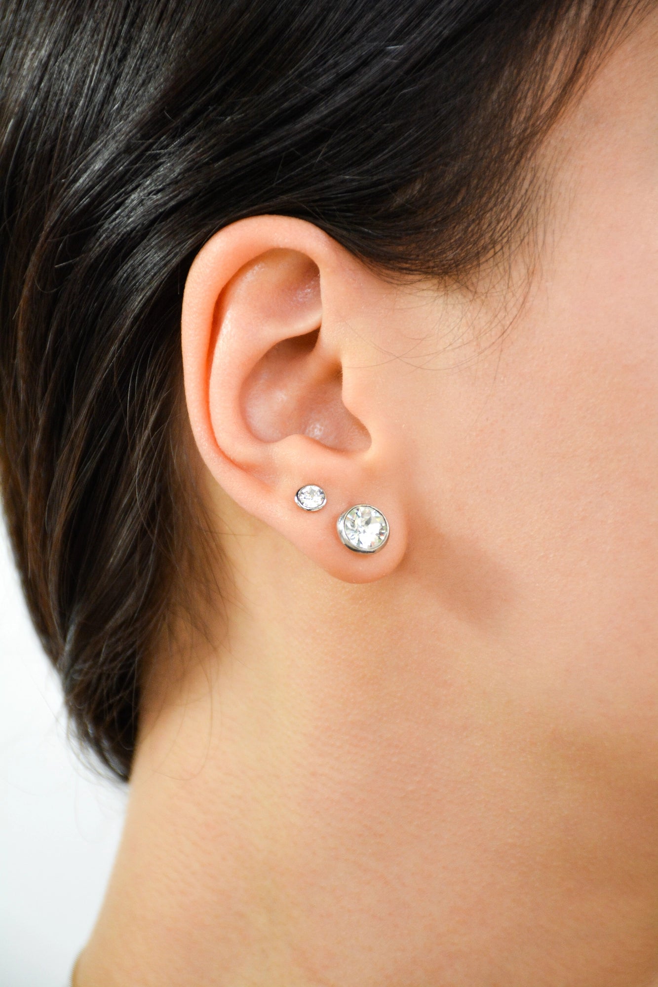 Ohrstecker Classic Crystals Set aus 925er Silber getragen am Ohr mit Zirkonia Steinen