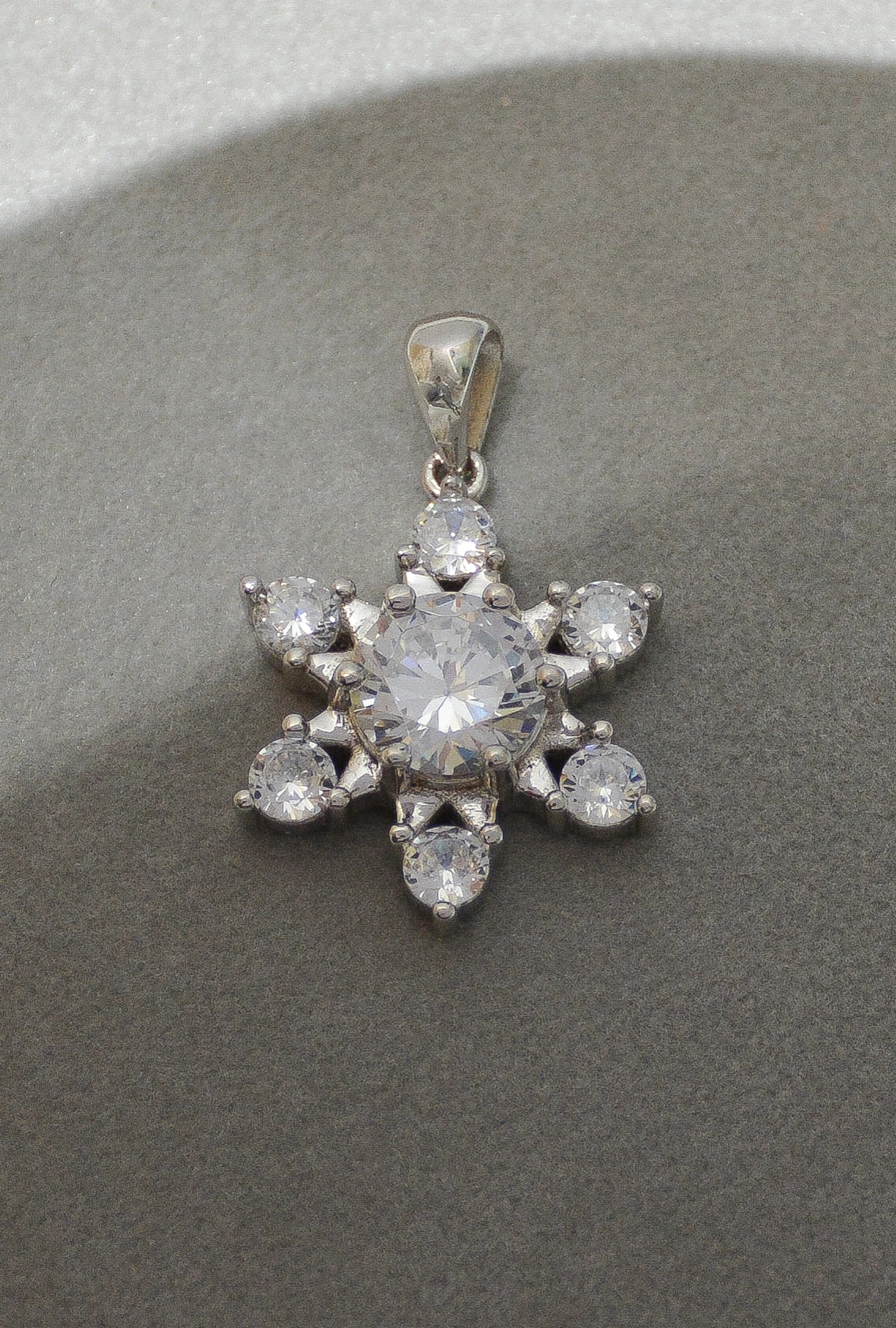 Detailaufnahme Schneeflocke Anhänger 925 Sterling Silber