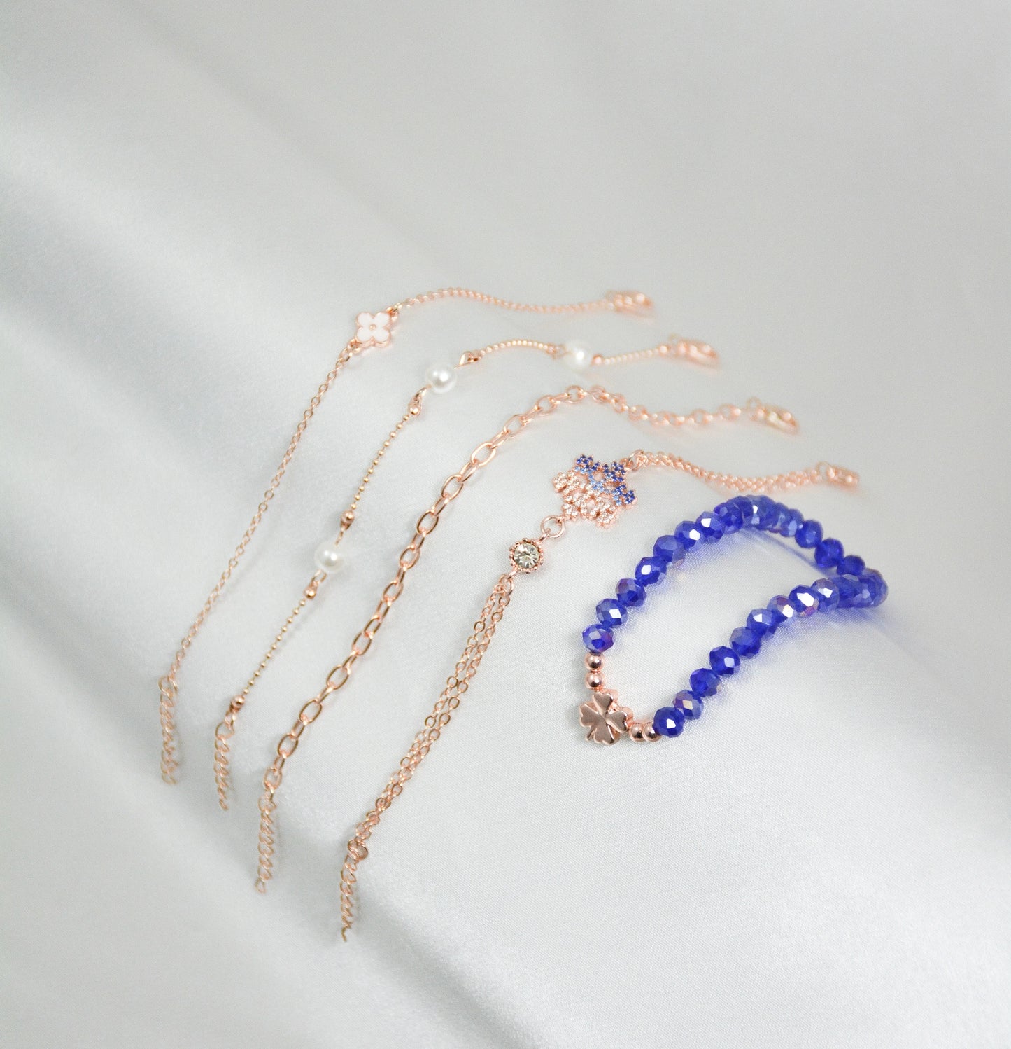 Snowflake Armband Set aus bunten Bändern mit Schneeflocken-Anhängern aus Schmuckmetall und Perlenakzenten