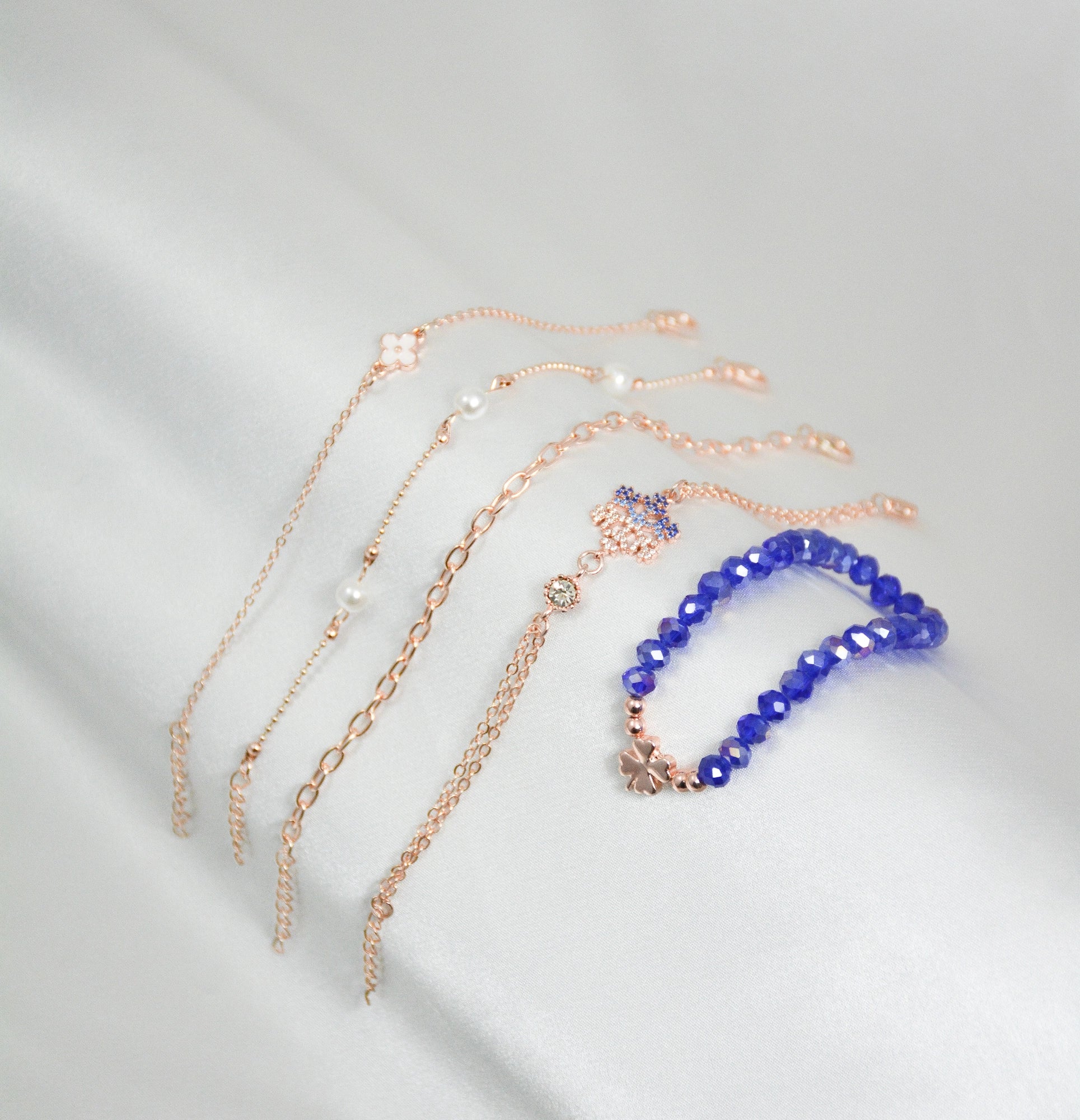 Snowflake Armband Set aus bunten Bändern mit Schneeflocken-Anhängern aus Schmuckmetall und Perlenakzenten