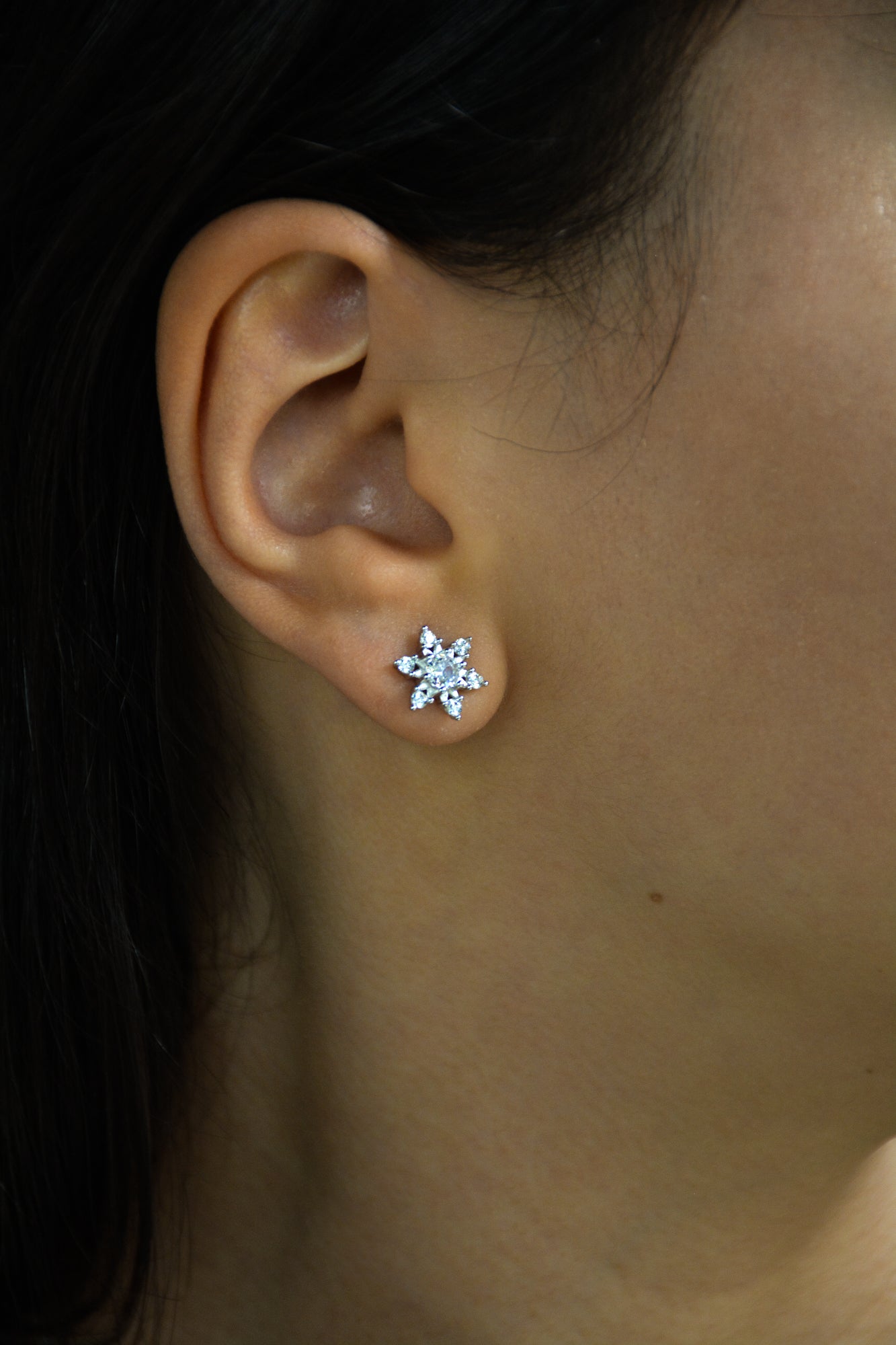 Damen Snowflake Silber Ohrstecker aus 925 Sterling Silber getragen