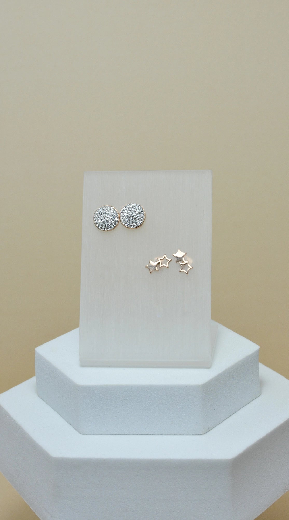 Detailaufnahme der Sparky Ohrstecker roségoldfarben – filigraner Edelstahl Modeschmuck, minimalistisches Design